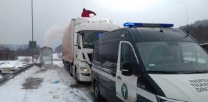 Odśnieżanie naczepy podczas kontroli ITD.