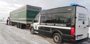Czynności kontrolne mające na celu sprawdzanie, czy kierowcy pojazdów ciężarowych stosują się do obowiązku jazdy z łańcuchami przeciwpoślizgowymi.