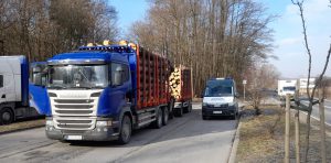 Samochód ciężarowy zatrzymany do kontroli.