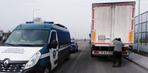 Samochód ciężarowy zatrzymany do kontroli przez Inspektora ITD.