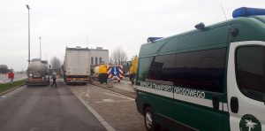 Samochód ciężarowy zatrzymany do kontroli.