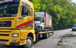 Pojazd wraz z ładunkiem opuścił parking na odpowiednio dostosowanym pojeździe pomocy drogowej.