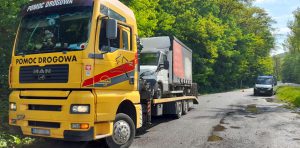 Pojazd wraz z ładunkiem opuścił parking na odpowiednio dostosowanym pojeździe pomocy drogowej.