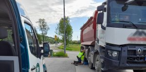 Inspektor podczas pomiaru dymomierzem.