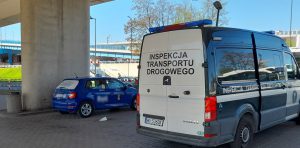 Taksówka zatrzymana do kontroli przez inspektora ITD.