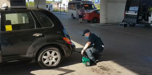 Inspektor podczas pomiaru dymomierzem.