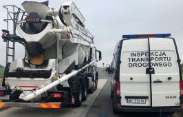 Inspektorzy zatrzymali do kontroli betoniarkę z pompą do betonu.