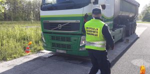 Inspektor podczas pomiaru wagi pojazdu.