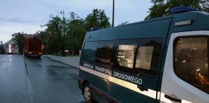 Samochód ciężarowy zatrzymany do kontroli.
