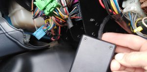Do tachografu podłączone zostało niedozwolone urządzenie służące do fałszowania czasu pracy.