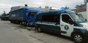 Samochód ciężarowy zatrzymany do kontroli.