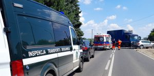 Inspektorzy wezwani do wypadku drogowego.