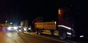 Pojazdem były przewożone 3 zbiorniki betonowych szamb.