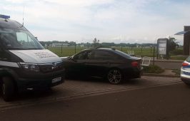 Kierowca BMW szarżował bez uprawnień.