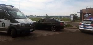 Kierowca BMW szarżował bez uprawnień.
