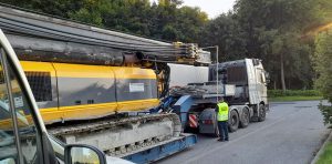 W toku kontroli ujawniono, że przejazd powinien odbywać się z pomocą dwóch pojazdów pilotujących.