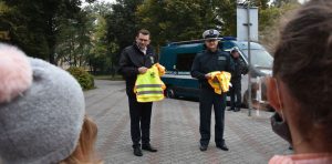 Trwają kontrole autobusów szkolnych.