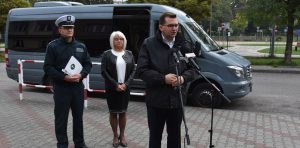 Wojewoda małopolski Łukasz Kmita, małopolski wojewódzki inspektor transportu drogowego Paweł Kucharczyk, dyrektor Szkoły Agnieszka Rudol.