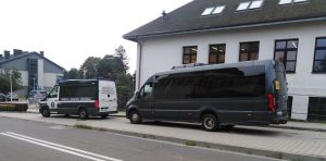 Kierowca autobusu szkolnego nie posiadał wymaganych przepisami prawa uprawnień.
