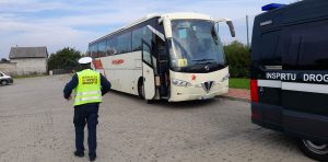 Inspektorzy pojechali na kontrolę autobusu przewożącego dzieci ze szkoły na basen.