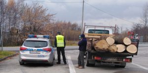Po zważeniu pojazdu okazało się, że jest przeładowany o blisko 2 tony (waga wskazała 5,3t).