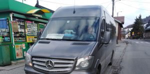 Inspektorzy zatrzymali do kontroli autobus, którym realizowany był regularny przewóz osób.
