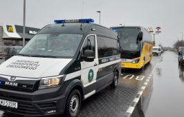 Inspektorzy przeprowadzili kontrolę autobusu, przewożącego dzieci z wypoczynku.