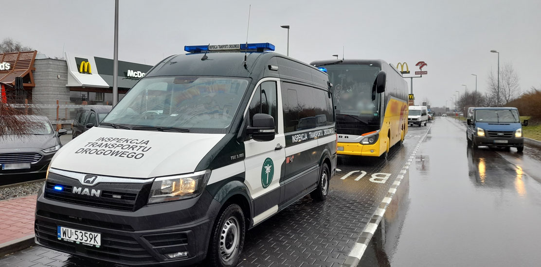 Inspektorzy przeprowadzili kontrolę autobusu, przewożącego dzieci z wypoczynku.