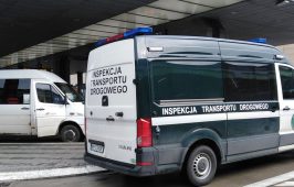 Podczas kontroli inspektorzy stwierdzili, że do tachografu podłączono niedozwolone urządzenie fałszujące jego pracę.
