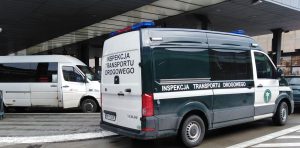 Podczas kontroli inspektorzy stwierdzili, że do tachografu podłączono niedozwolone urządzenie fałszujące jego pracę.