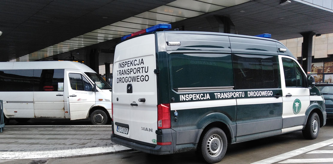 Podczas kontroli inspektorzy stwierdzili, że do tachografu podłączono niedozwolone urządzenie fałszujące jego pracę.