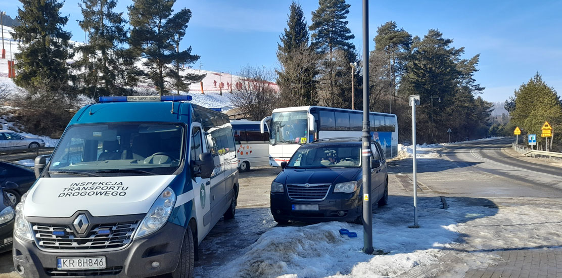 Małopolscy inspektorzy przeprowadzili kontrolę drogową autobusu przewożącego dzieci.