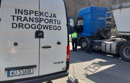 Inspektor podczas kontroli dopuszczalnych norm emisji spalin.