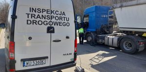 Inspektor podczas kontroli dopuszczalnych norm emisji spalin.