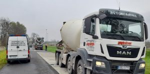 W związku z podejrzeniem, że pojazd może być nienormatywny dokonano jego ważenia.