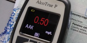 Przebadano kierowcę na obecność alkoholu i uzyskano wynik 0,5 mg/l w wydychanym powietrzu.