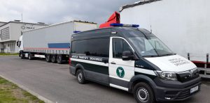 Stwierdzono wykonywanie przewozu odpadów bez oznakowania środka transportu.