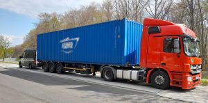 Inspektorzy zatrzymali do kontroli pojazd, który przewoził odpady.