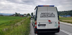 Inspektorzy zostali wezwani do wypadku drogowego w miejscowości Roztoka.