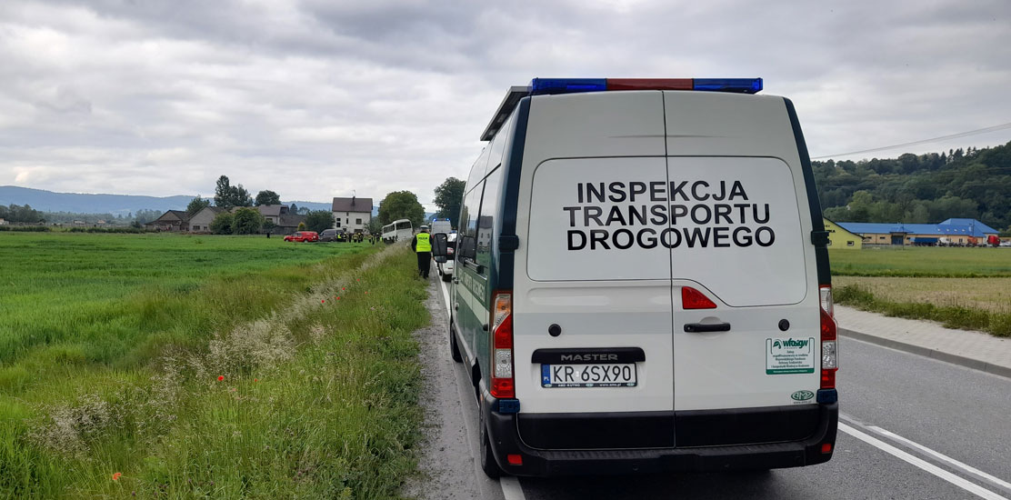 Inspektorzy zostali wezwani do wypadku drogowego w miejscowości Roztoka.