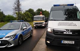 W związku z niezgodnością przebiegu kilometrów, sprawę przekazano wezwanym na miejsce funkcjonariuszom policji.