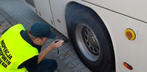 Inspektorzy zauważyli wydobywający się dym z koła autobusu.