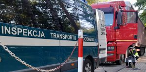 Inspektor podczas kontroli stanu technicznego pojazdu.