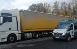 Inspektorzy zatrzymali do kontroli drogowej zespół pojazdów.