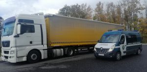 Inspektorzy zatrzymali do kontroli drogowej zespół pojazdów.