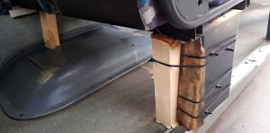 Pęknięte mocowania foteli autobusu.