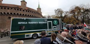 Mobilna stacja diagnostyczna ITD na tle Barbakanu.