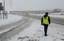 Inspektor ITD uczestniczący w akcji "ZIMA", panują trudne warunki atmosferyczne.