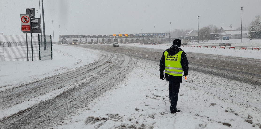 Inspektor ITD uczestniczący w akcji "ZIMA", panują trudne warunki atmosferyczne.