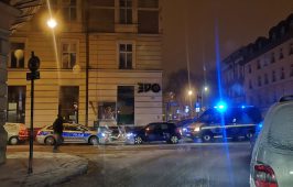 Samochody Policji i WITD w Krakowie biorące udział w akcji ukierunkowanej na zwalczenie szarej strefy w przewozach osób.